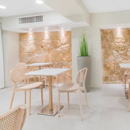 阿尔姆戴纳酒店 酒店 4*