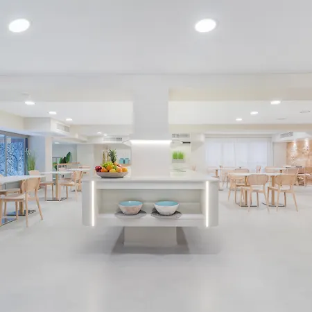 阿尔姆戴纳酒店 4*